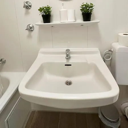 Bright Modern In דירה